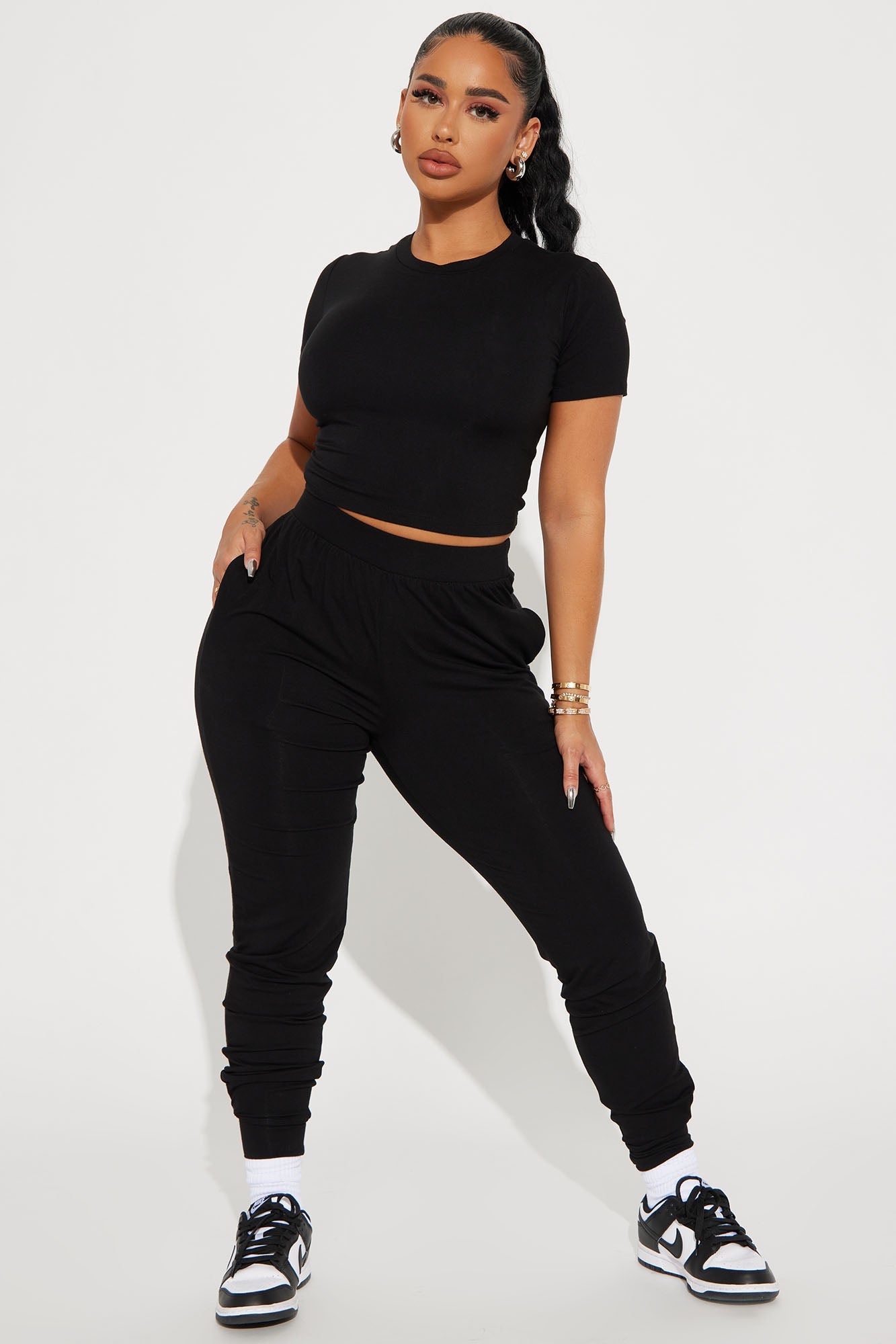 https://cdn.shopify.com/s/files/1/0293/9277/products/01-24-23Studio6_CE_SS_14-35-29_49_HF23C818SET_Black_12300_SG.jpg?v=1674867329