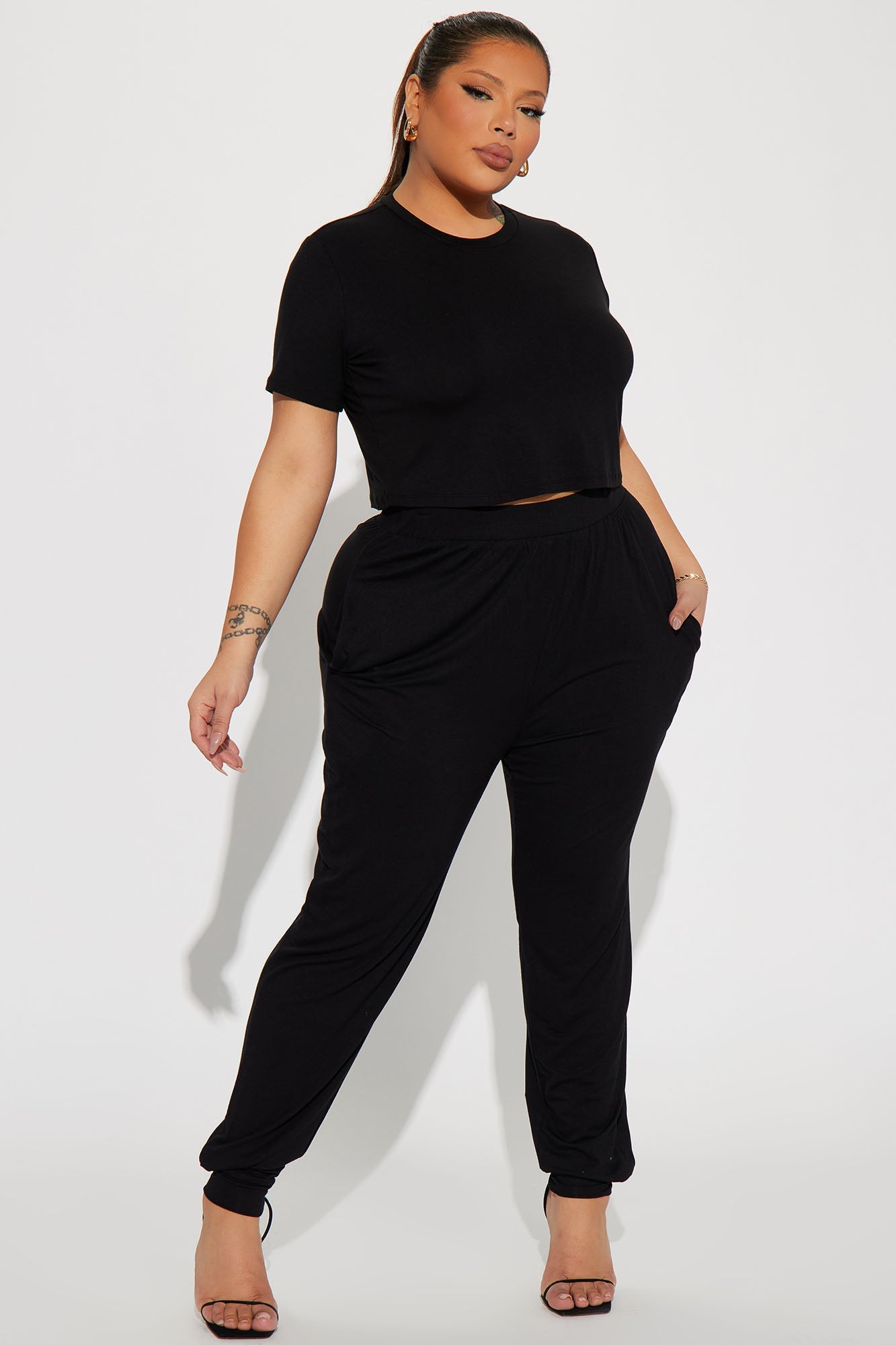 https://cdn.shopify.com/s/files/1/0293/9277/products/02-15-23Studio4_KF_RL_11-45-19_38_HF23C818SET_Black_16714_PLUS_SG.jpg?v=1677115598