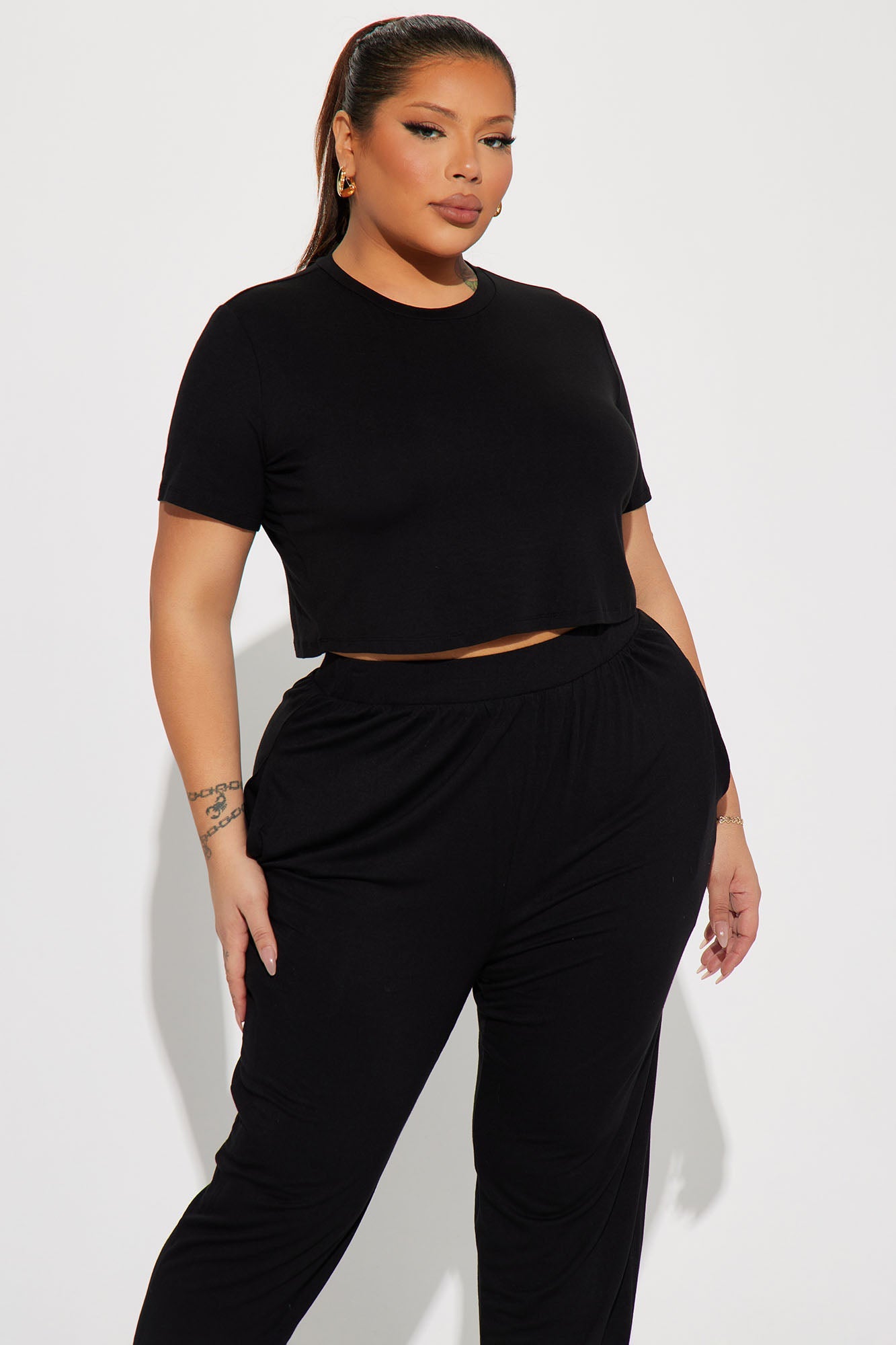 https://cdn.shopify.com/s/files/1/0293/9277/products/02-15-23Studio4_KF_RL_11-45-24_38_HF23C818SET_Black_16718_PLUS_SG.jpg?v=1677115597