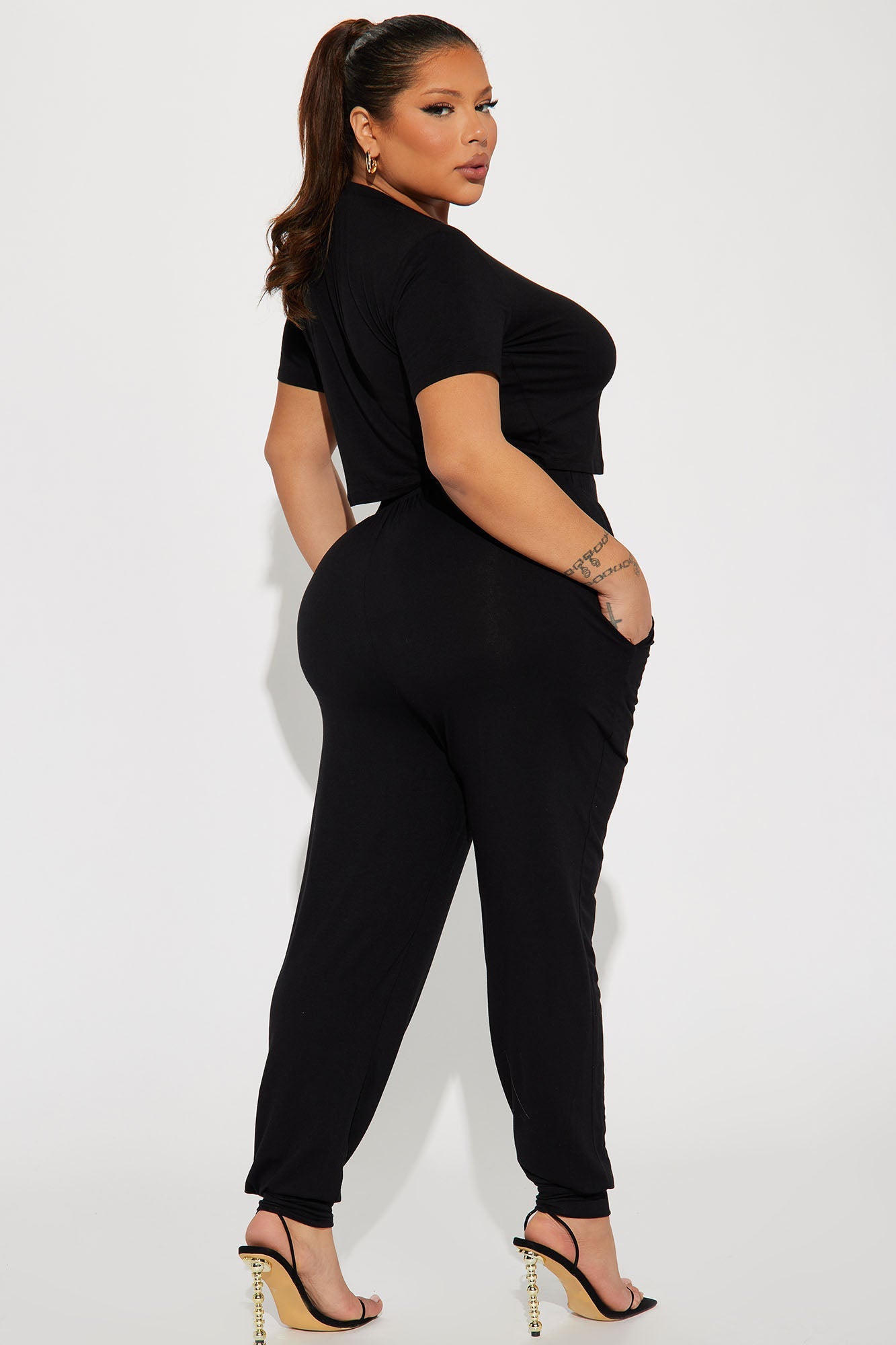 https://cdn.shopify.com/s/files/1/0293/9277/products/02-15-23Studio4_KF_RL_11-45-34_38_HF23C818SET_Black_16722_PLUS_SG.jpg?v=1677115597