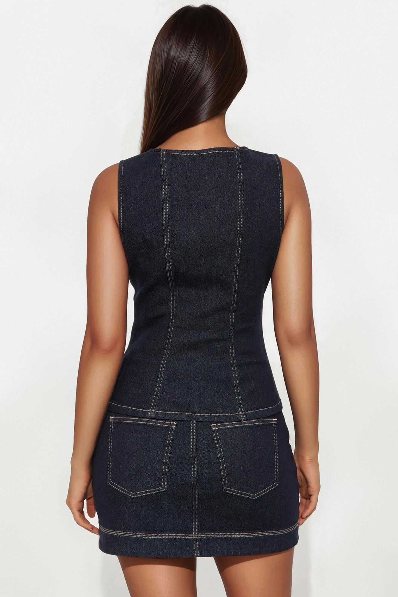 https://cdn.shopify.com/s/files/1/0293/9277/files/04-22-25_S6_45_FN18063VTMNNR_Denim_CZ_AS_13-32-01_67833_MH-Amira_CM_ES.jpg?v=1746136501