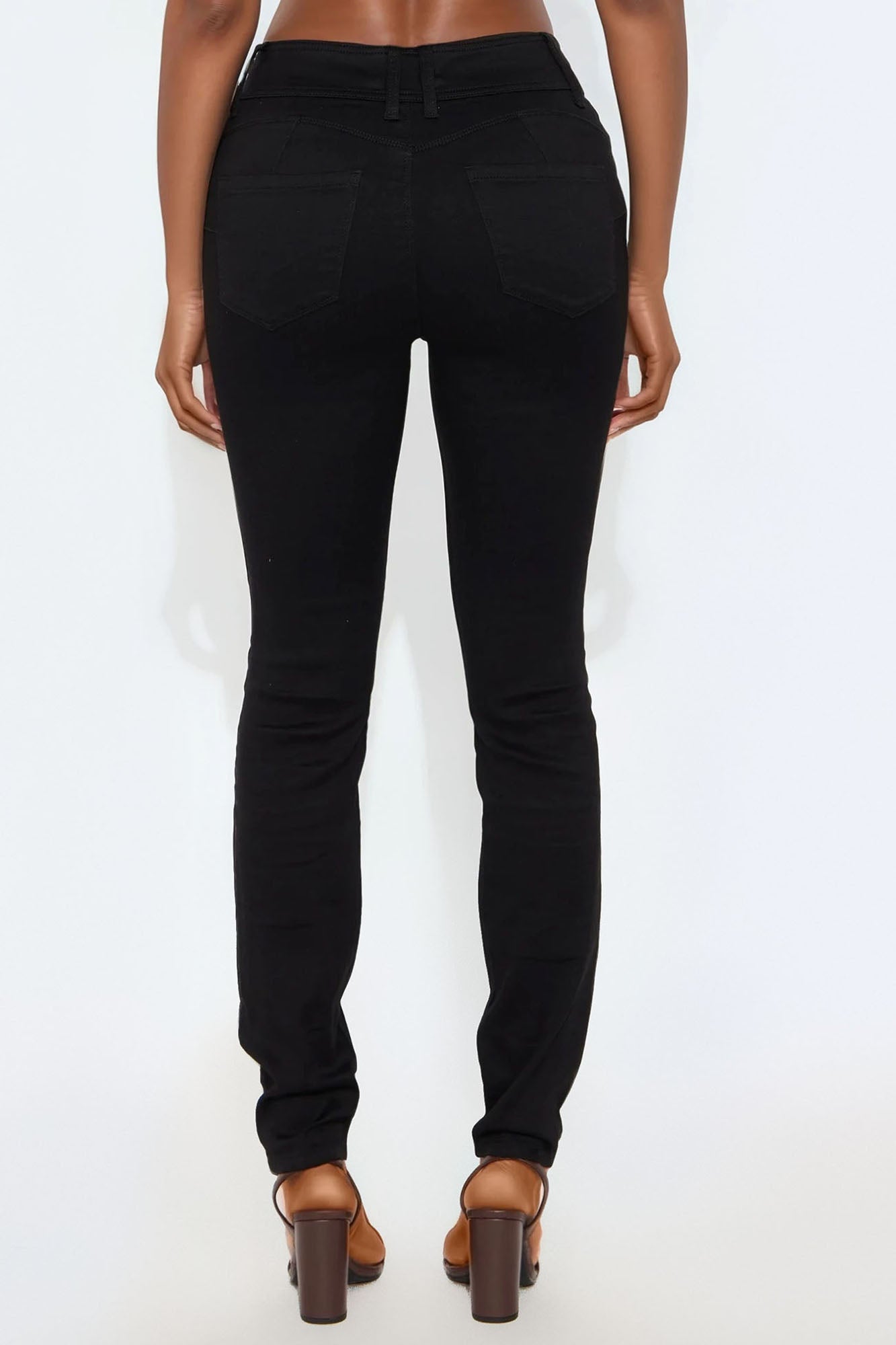 https://cdn.shopify.com/s/files/1/0293/9277/files/04-23-25_S6_27_FN22917A57T_Black_RA_PC_13-08-51_68805_MH-Adia_BH_CM.jpg?v=1747322765