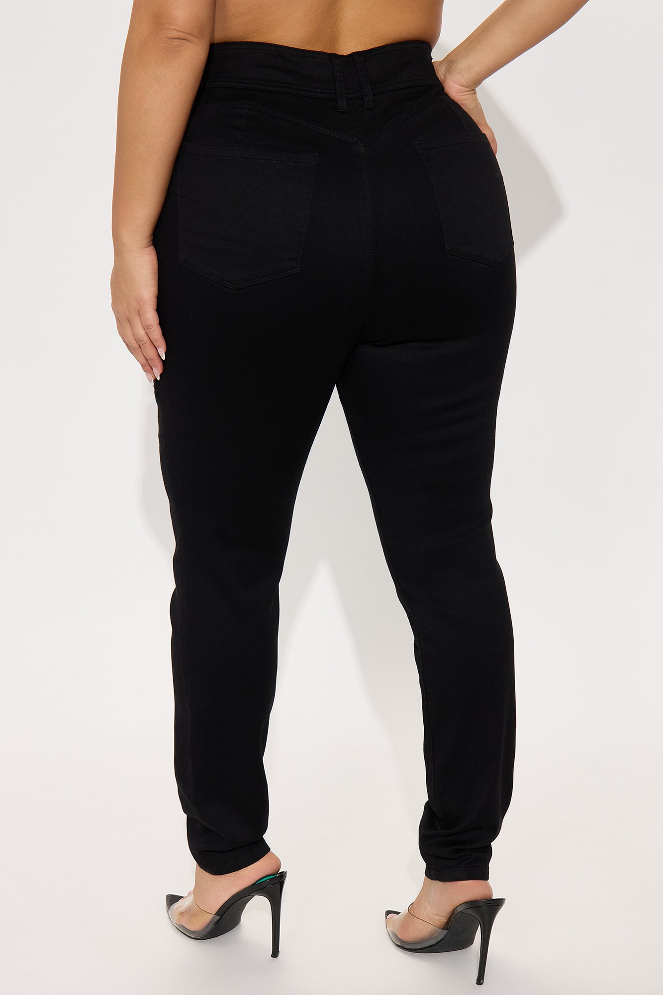 https://cdn.shopify.com/s/files/1/0293/9277/files/05-19-25_S8_37_FN22917A57T_Black_JP_SS_11-55-36_PLUS_2708_PXF.jpg?v=1747768289