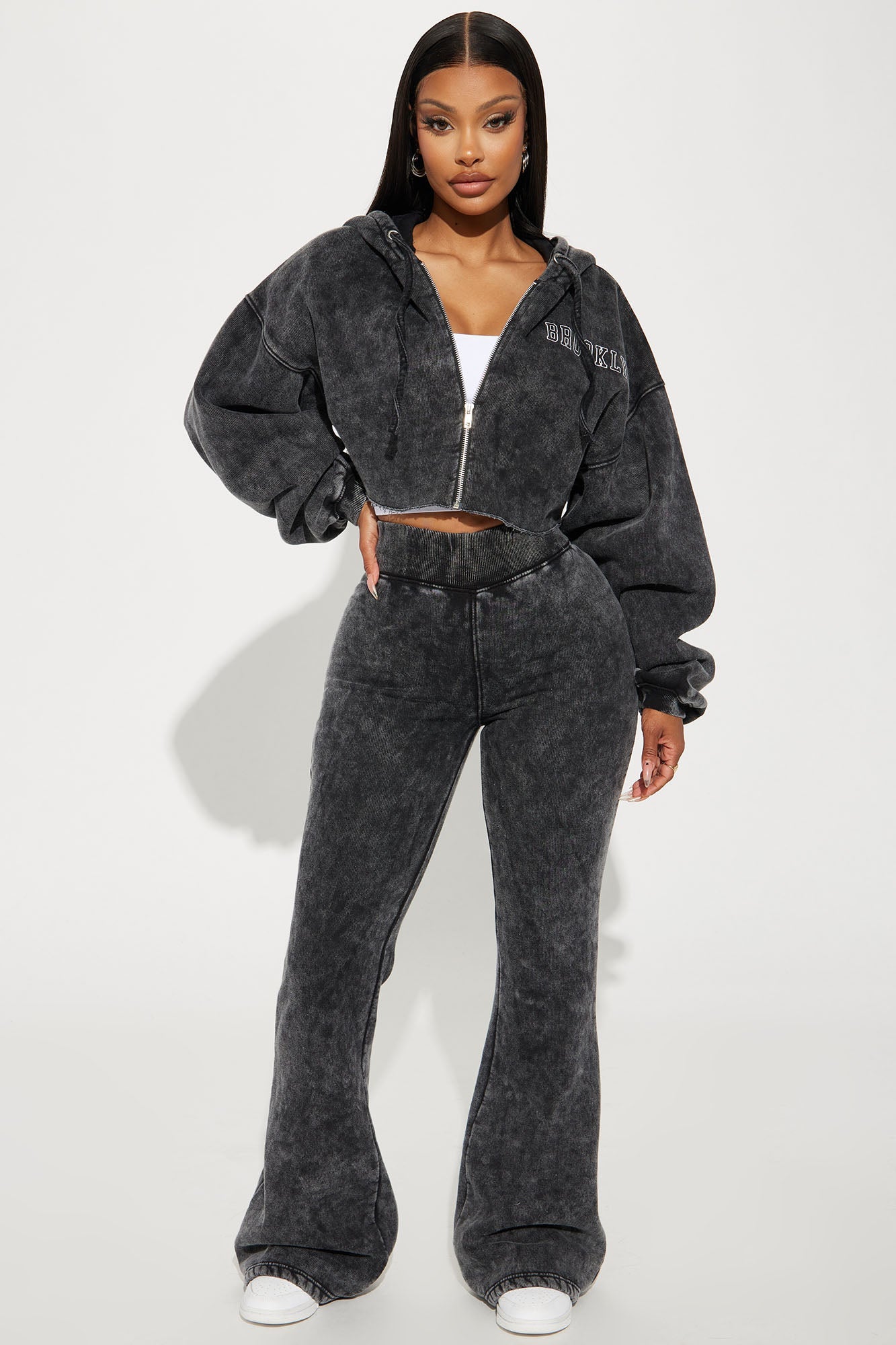 https://cdn.shopify.com/s/files/1/0293/9277/files/10-06-23Studio2_KJ_AA_15-24-23_20_ZDZPK11223_BlackWash_63635_SG.jpg?v=1697064191