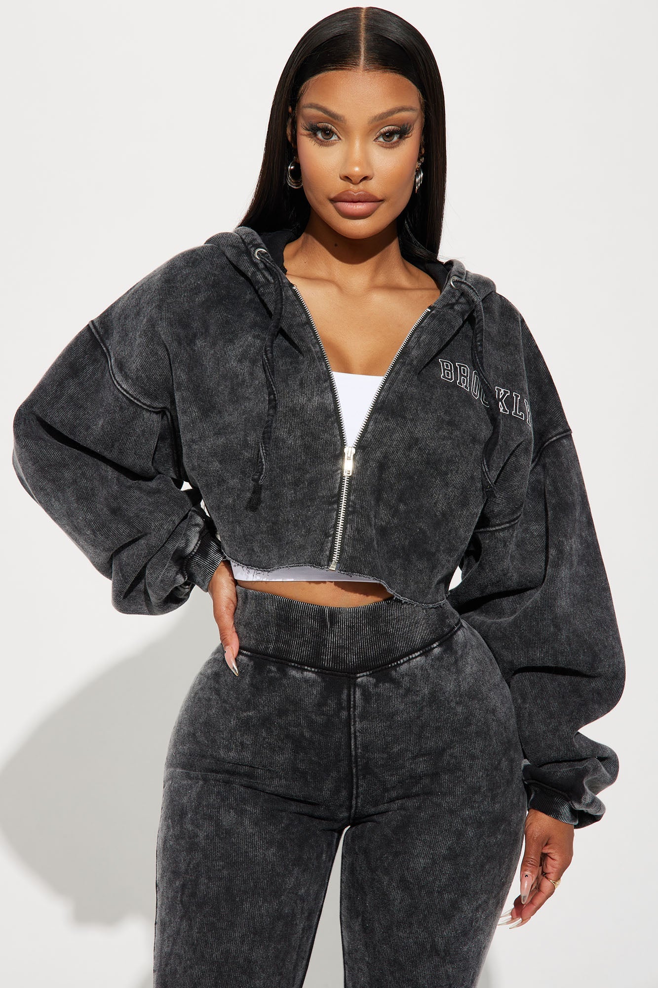 https://cdn.shopify.com/s/files/1/0293/9277/files/10-06-23Studio2_KJ_AA_15-24-28_20_ZDZPK11223_BlackWash_63638_SG.jpg?v=1697064191