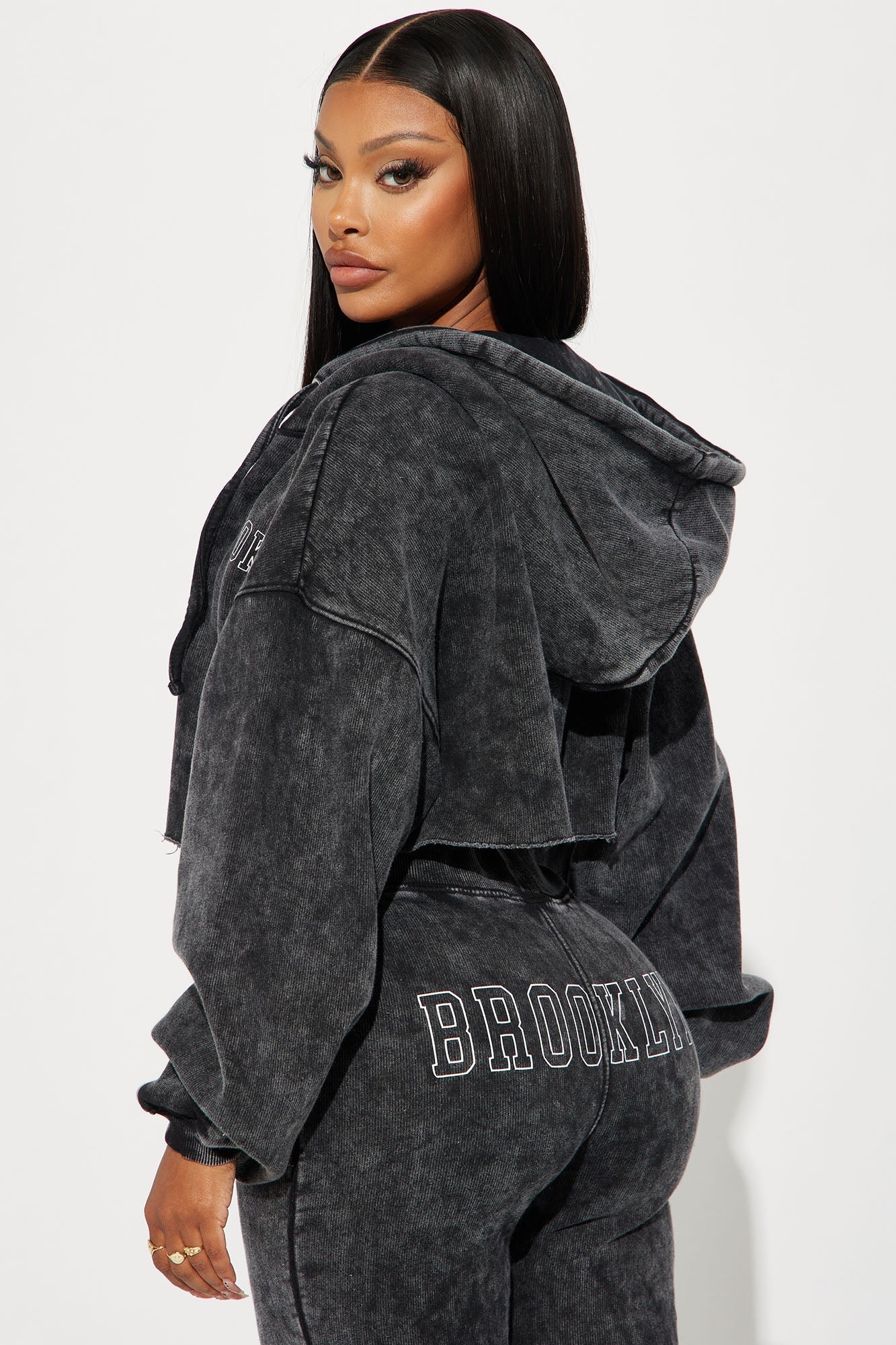 https://cdn.shopify.com/s/files/1/0293/9277/files/10-06-23Studio2_KJ_AA_15-29-51_20_ZDZPK11223_BlackWash_63647_SG.jpg?v=1697064185