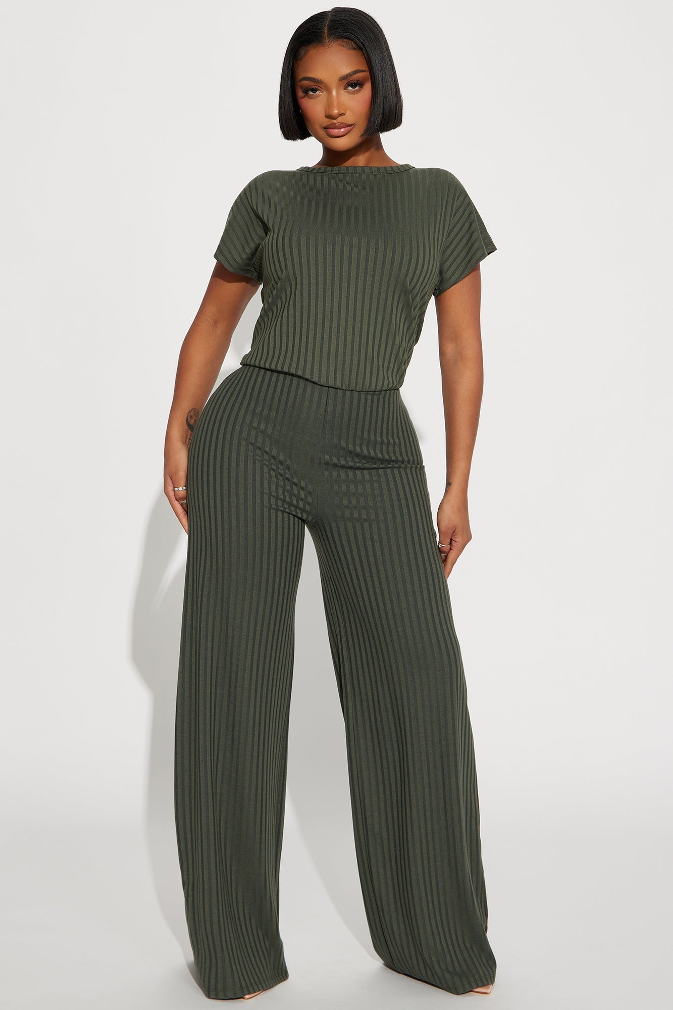 https://cdn.shopify.com/s/files/1/0293/9277/files/10-31-23Studio1_CB_DB_14-37-31_43_WJ15060_Olive_6079_PXF.jpg?v=1699307457