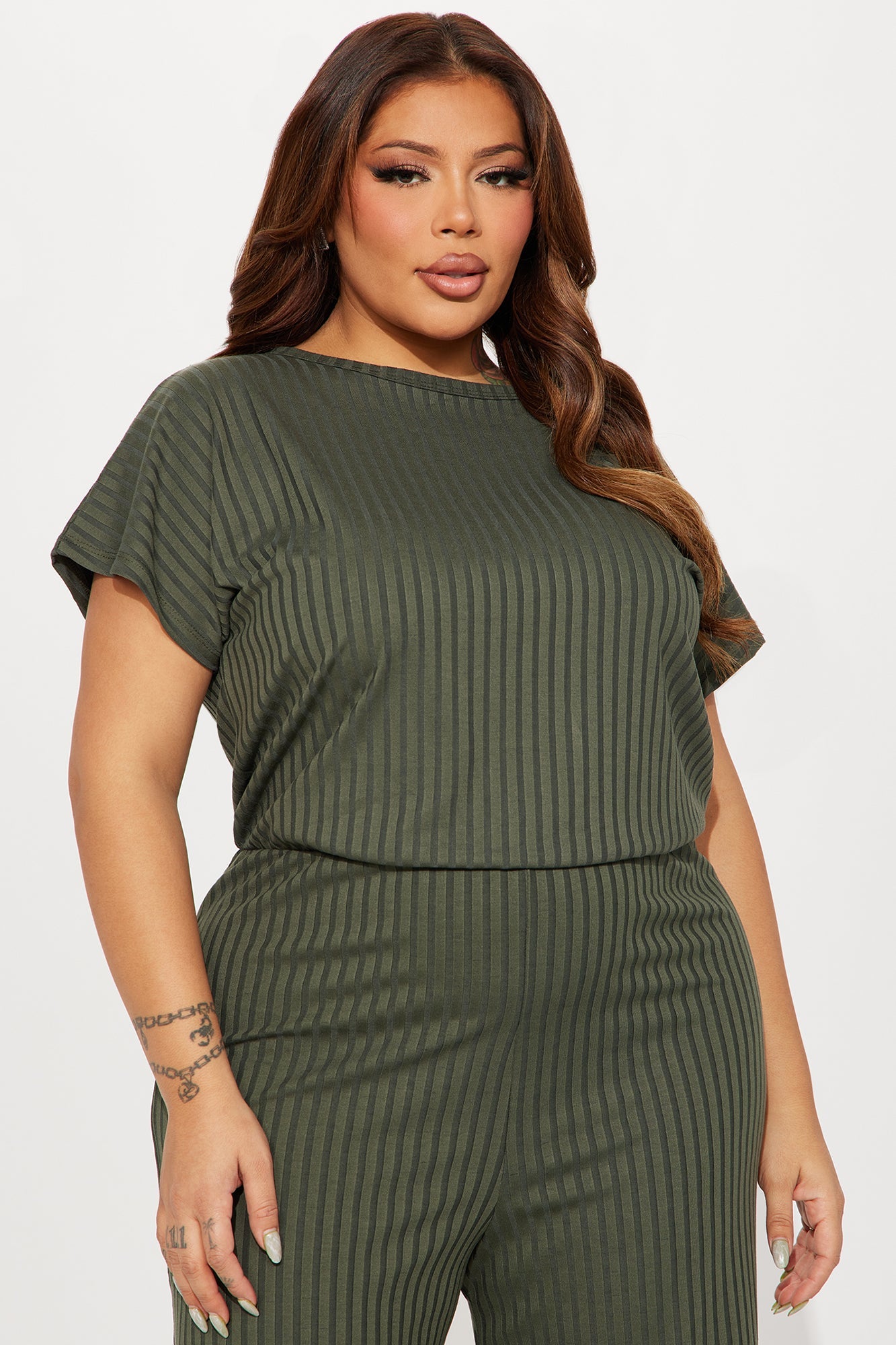 https://cdn.shopify.com/s/files/1/0293/9277/files/11-01-23Studio4_KS_DB_14-22-03_44_WJ15060_Olive_9366_PLUS_PXF.jpg?v=1699307457