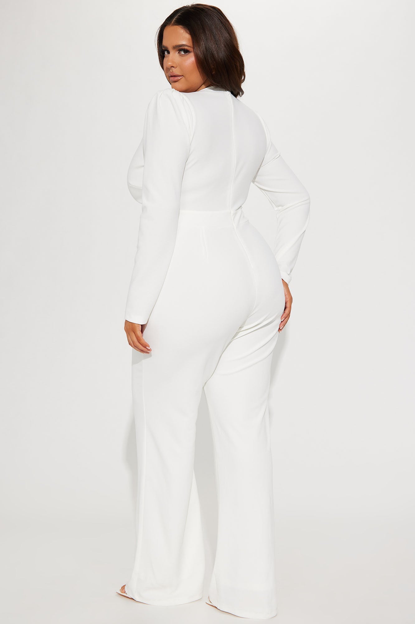https://cdn.shopify.com/s/files/1/0293/9277/products/01-20-23Studio7_RT_CG_13-38-10_37_JP16283_White_0080_PLUS_MR.jpg?v=1674936079