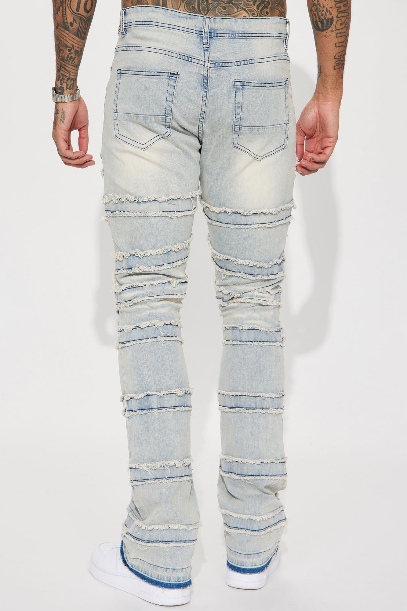 https://cdn.shopify.com/s/files/1/0293/9277/products/03-03-23Studio5_BN_DJ_10-29-52_31_GFN11_LightWash_P_20939_WG.jpg?v=1678901060