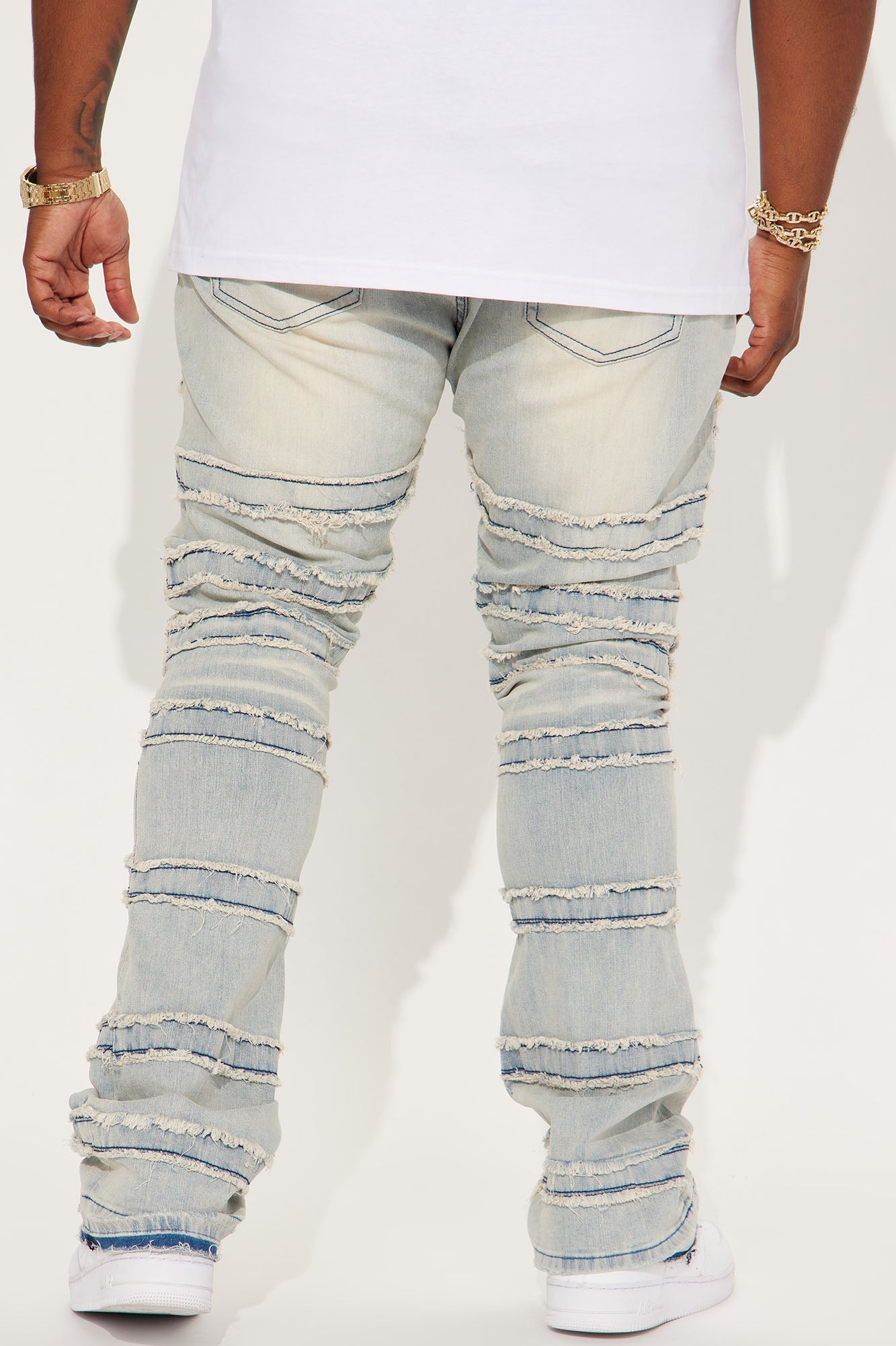 https://cdn.shopify.com/s/files/1/0293/9277/products/03-10-23Studio5_BN_DJ_13-11-37_79_GFN11_LightWash_P_22339_ES_PLUS.jpg?v=1678901059