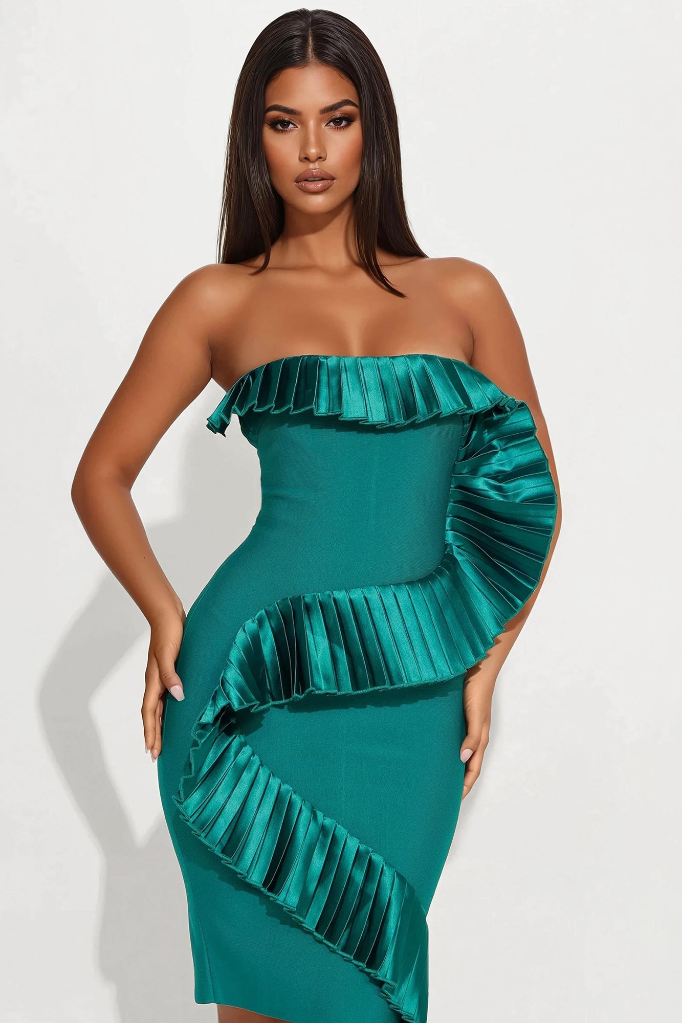 https://cdn.shopify.com/s/files/1/0293/9277/files/03-31-25_S5_25_24GWQ8793_Green_CR_AP_12-05-26_59469-Amira_WG_WG_PXF.jpg?v=1744134535