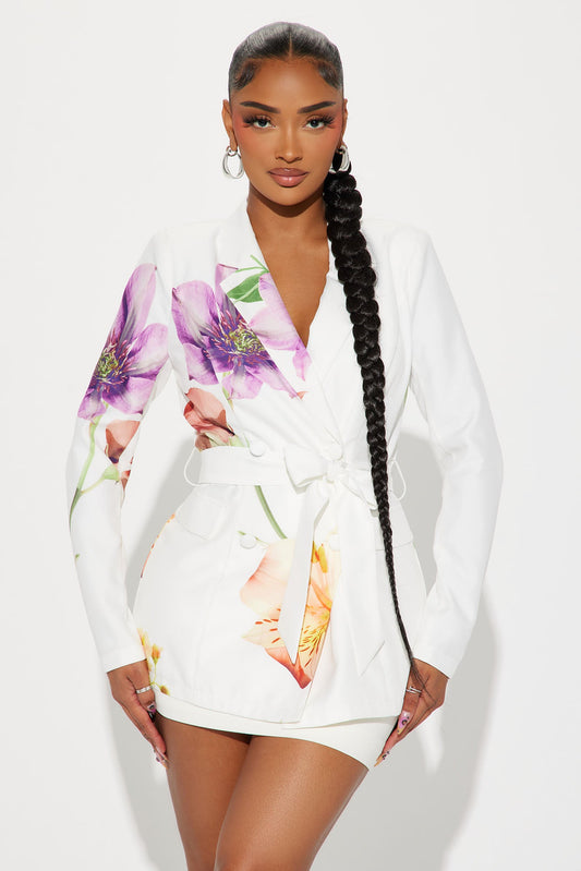 https://cdn.shopify.com/s/files/1/0293/9277/files/04-03-24_S4_51_SJ94007FN_Whitecombo_HY_SS_15-03-00_78583_BH.jpg?v=1712264319