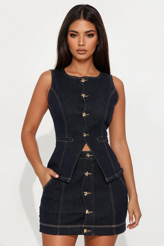 https://cdn.shopify.com/s/files/1/0293/9277/files/04-22-25_S6_45_FN18063VTMNNR_Denim_CZ_AS_13-31-24_67831_MH-Amira_CM_ES.jpg?v=1746136504