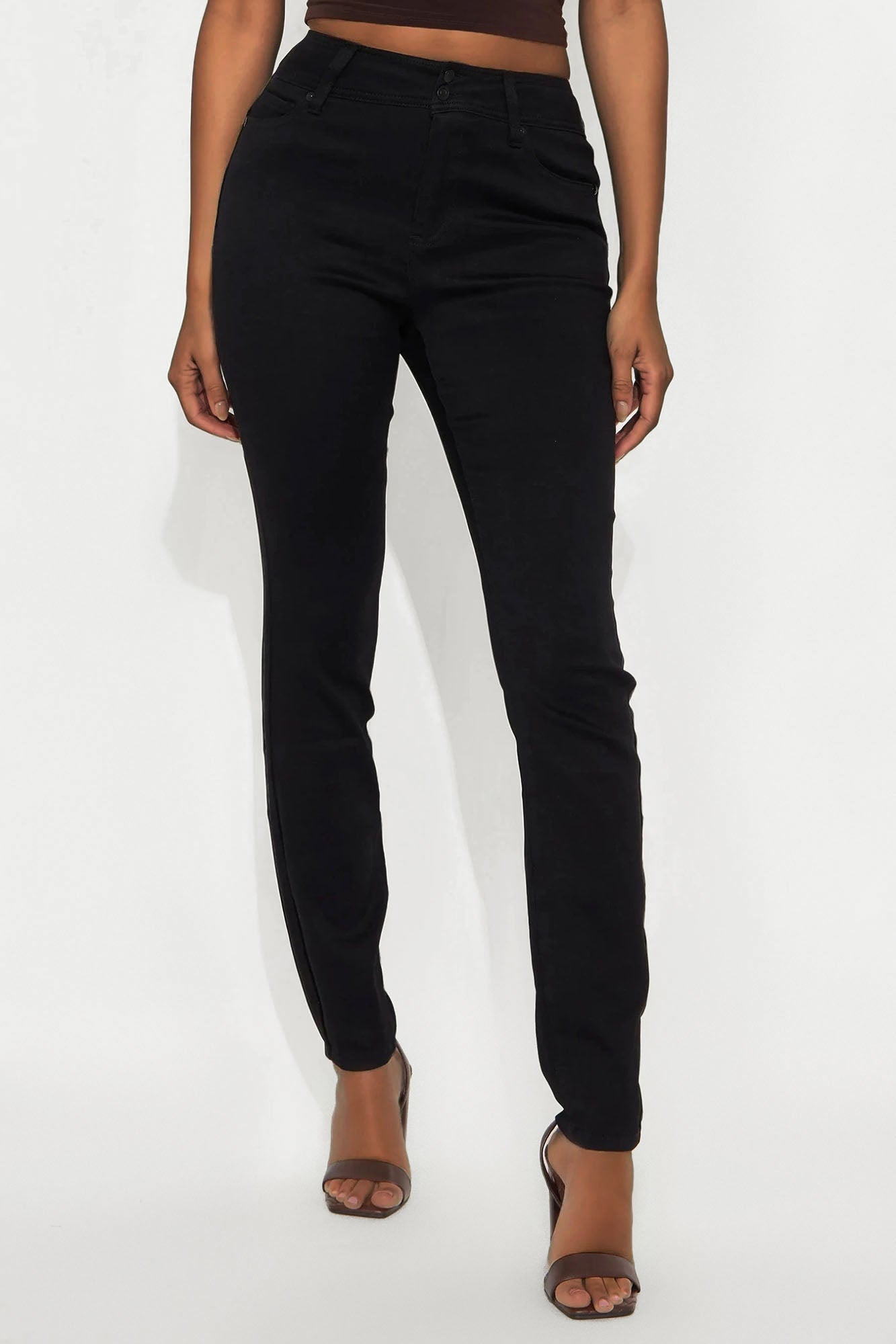 https://cdn.shopify.com/s/files/1/0293/9277/files/04-23-25_S6_27_FN22917A57T_Black_RA_PC_13-08-02_68796_MH-Adia_BH_CM.jpg?v=1747322765