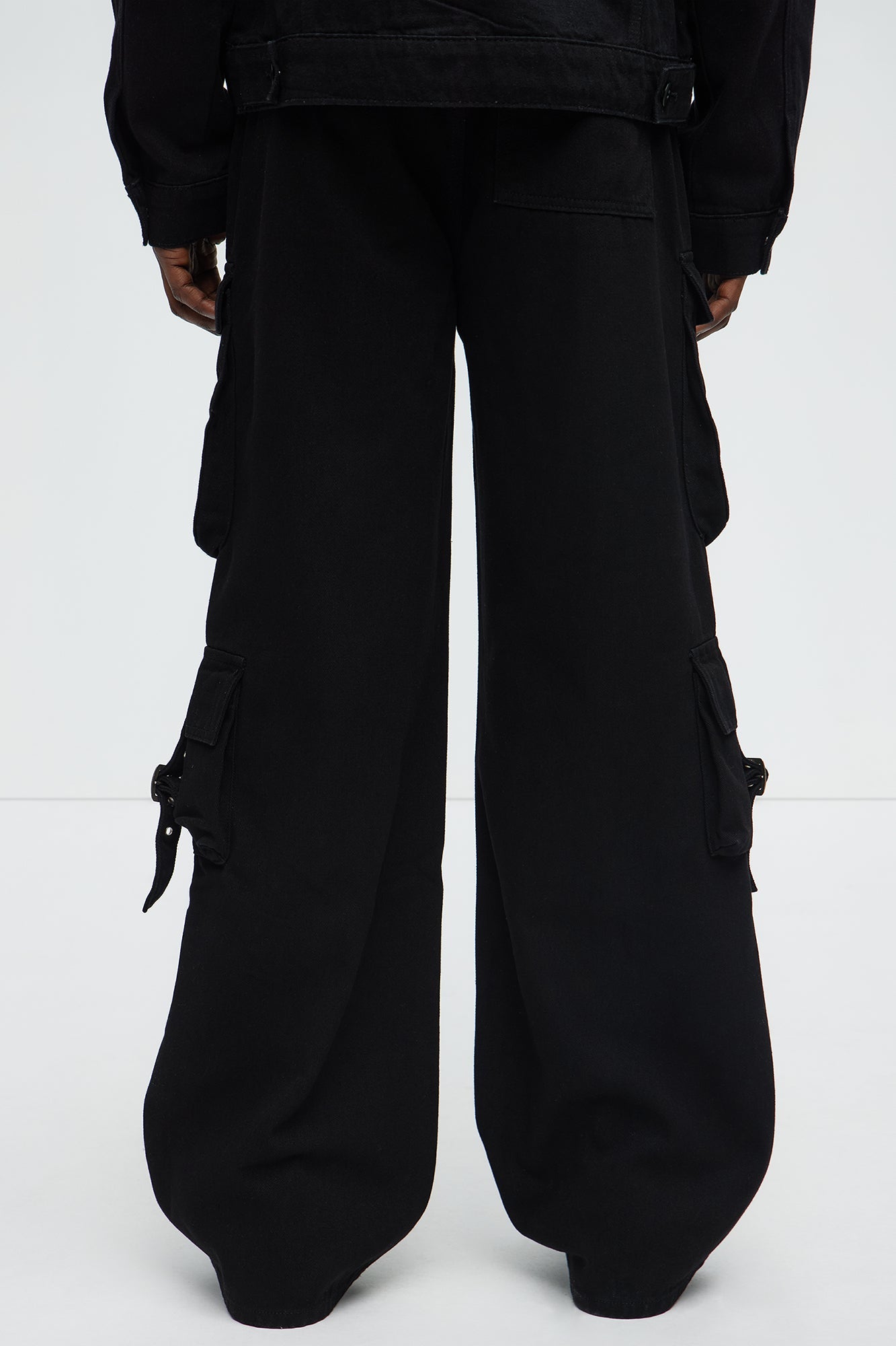 https://cdn.shopify.com/s/files/1/0293/9277/files/05-02-25_S7_13_SU25B511_Black_KJ_PC_10-17-23_118996_PXF.jpg?v=1746555804