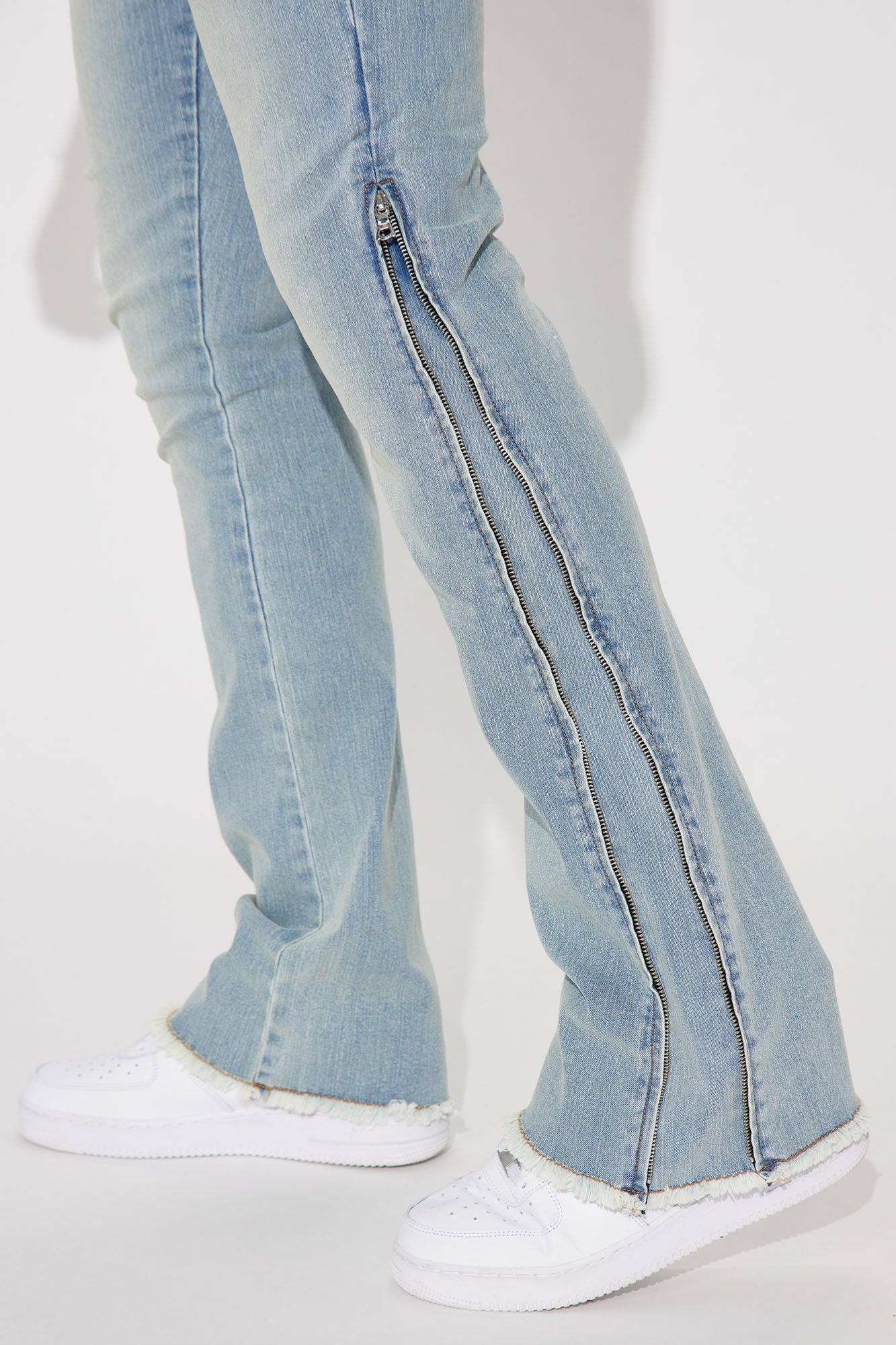 https://cdn.shopify.com/s/files/1/0293/9277/files/07-10-23Studio7_KF_DJ_11-29AM_39_M5602DA_LightBlueWash_25477_SG.jpg?v=1691001277