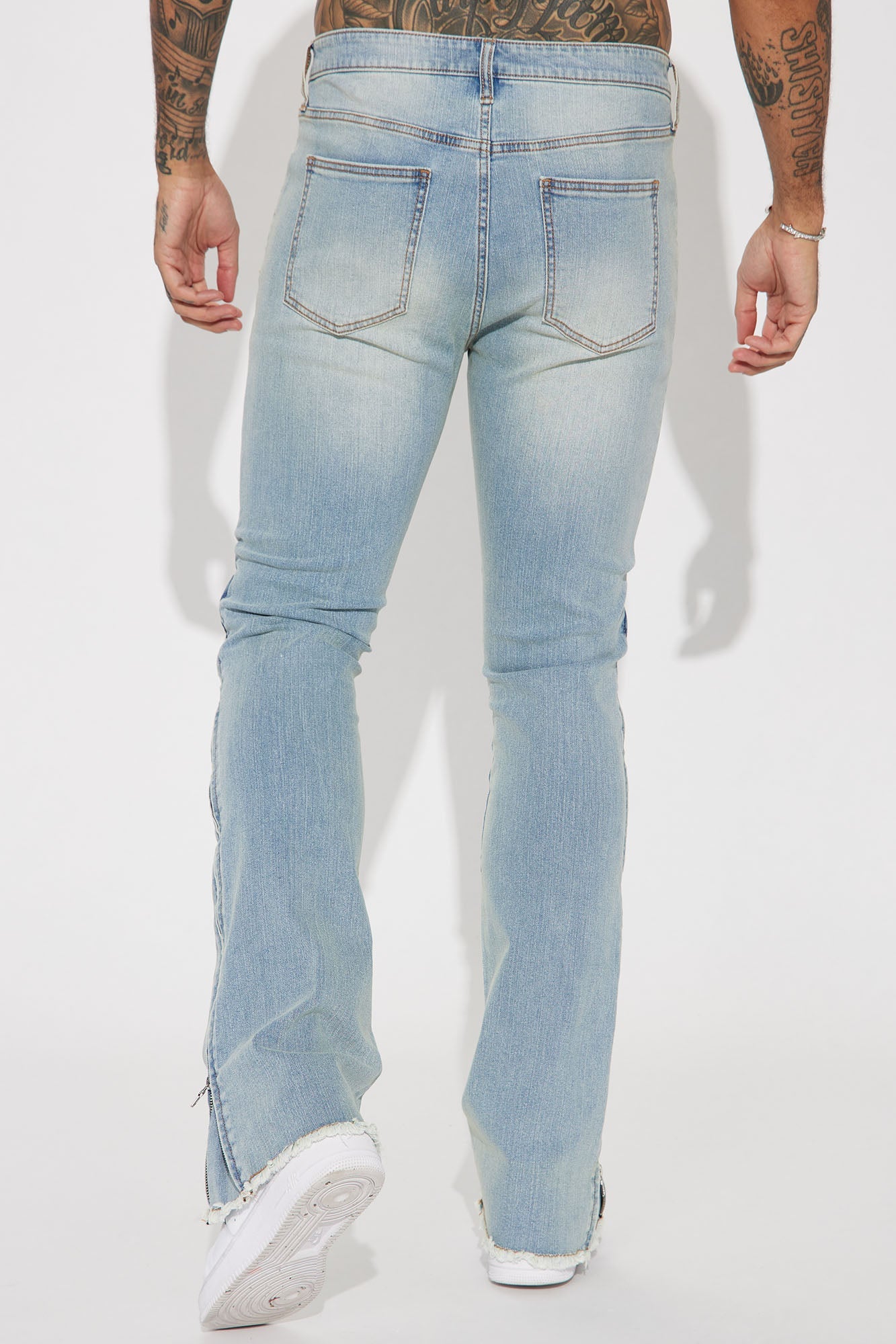 https://cdn.shopify.com/s/files/1/0293/9277/files/07-10-23Studio7_KF_DJ_11-29AM_39_M5602DA_LightBlueWash_25487_SG.jpg?v=1691001277