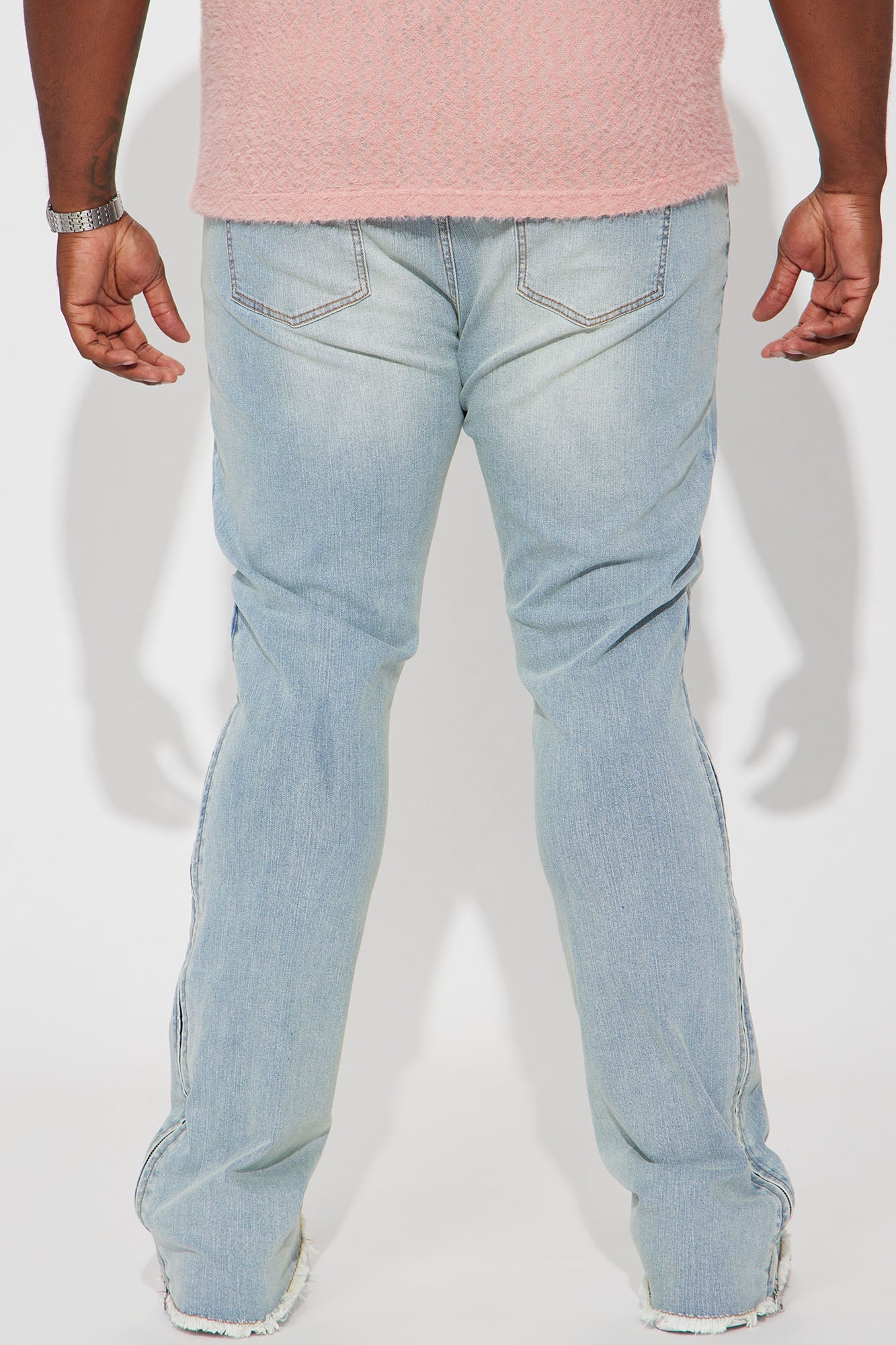 https://cdn.shopify.com/s/files/1/0293/9277/files/07-28-23Studio7_RA_DJ_1-05PM_52_M5602DA_LightBlueWash_P_28912_PLUS_CM.jpg?v=1691001273