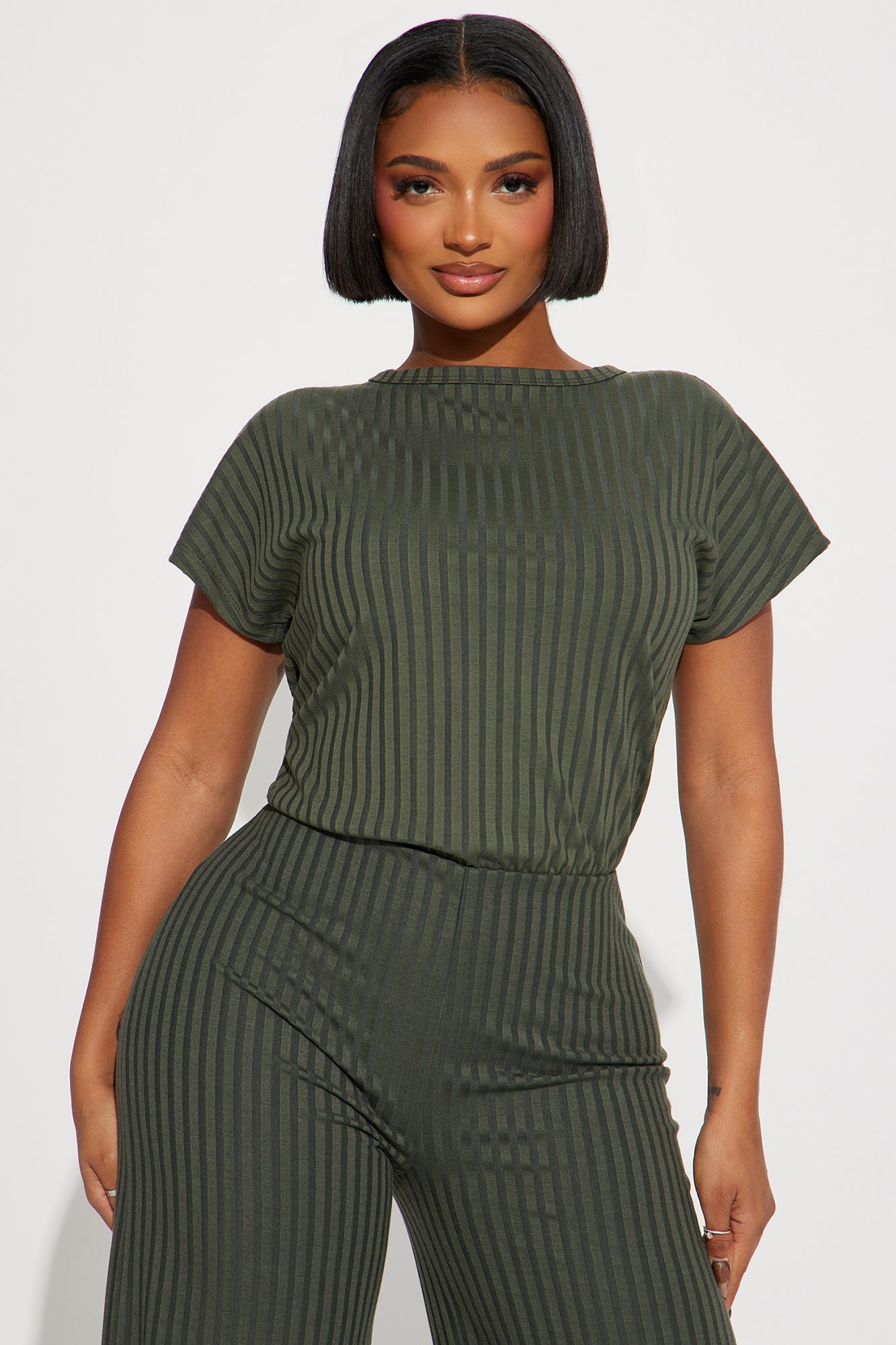 https://cdn.shopify.com/s/files/1/0293/9277/files/10-31-23Studio1_CB_DB_14-37-48_43_WJ15060_Olive_6081_PXF.jpg?v=1699307457