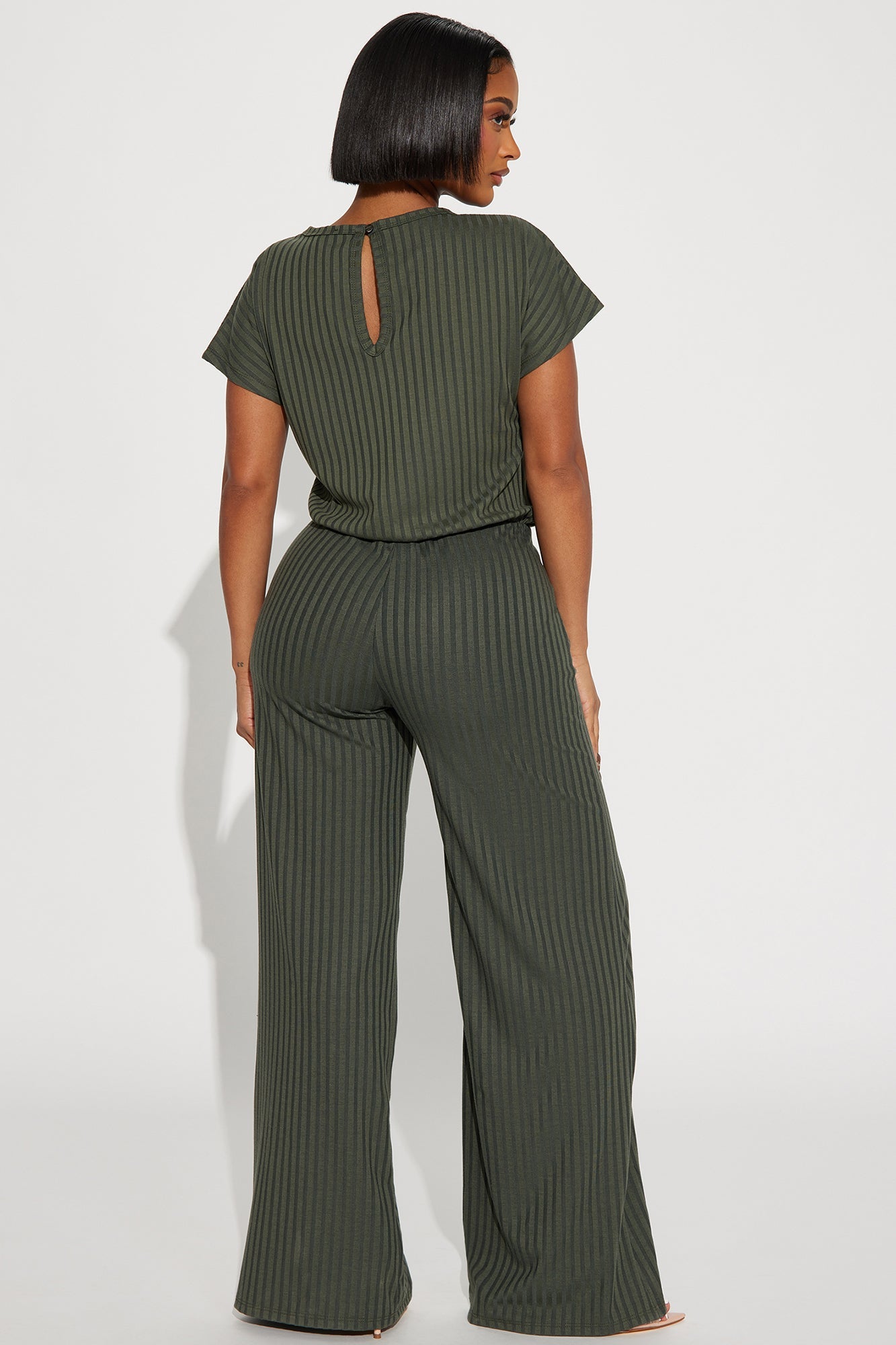 https://cdn.shopify.com/s/files/1/0293/9277/files/10-31-23Studio1_CB_DB_14-38-58_43_WJ15060_Olive_6087_PXF.jpg?v=1699307457