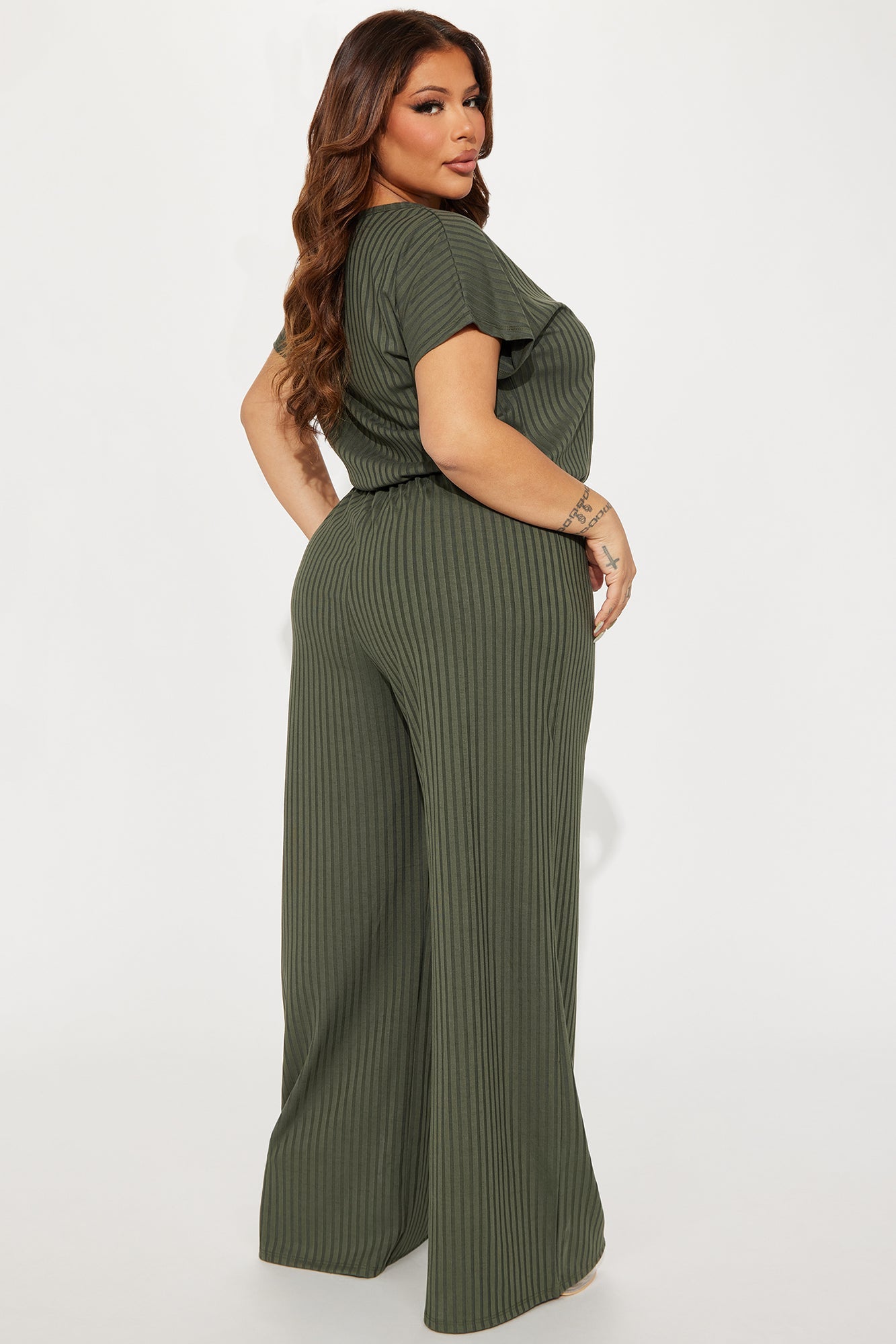 https://cdn.shopify.com/s/files/1/0293/9277/files/11-01-23Studio4_KS_DB_14-22-30_44_WJ15060_Olive_9371_PLUS_PXF.jpg?v=1699307457