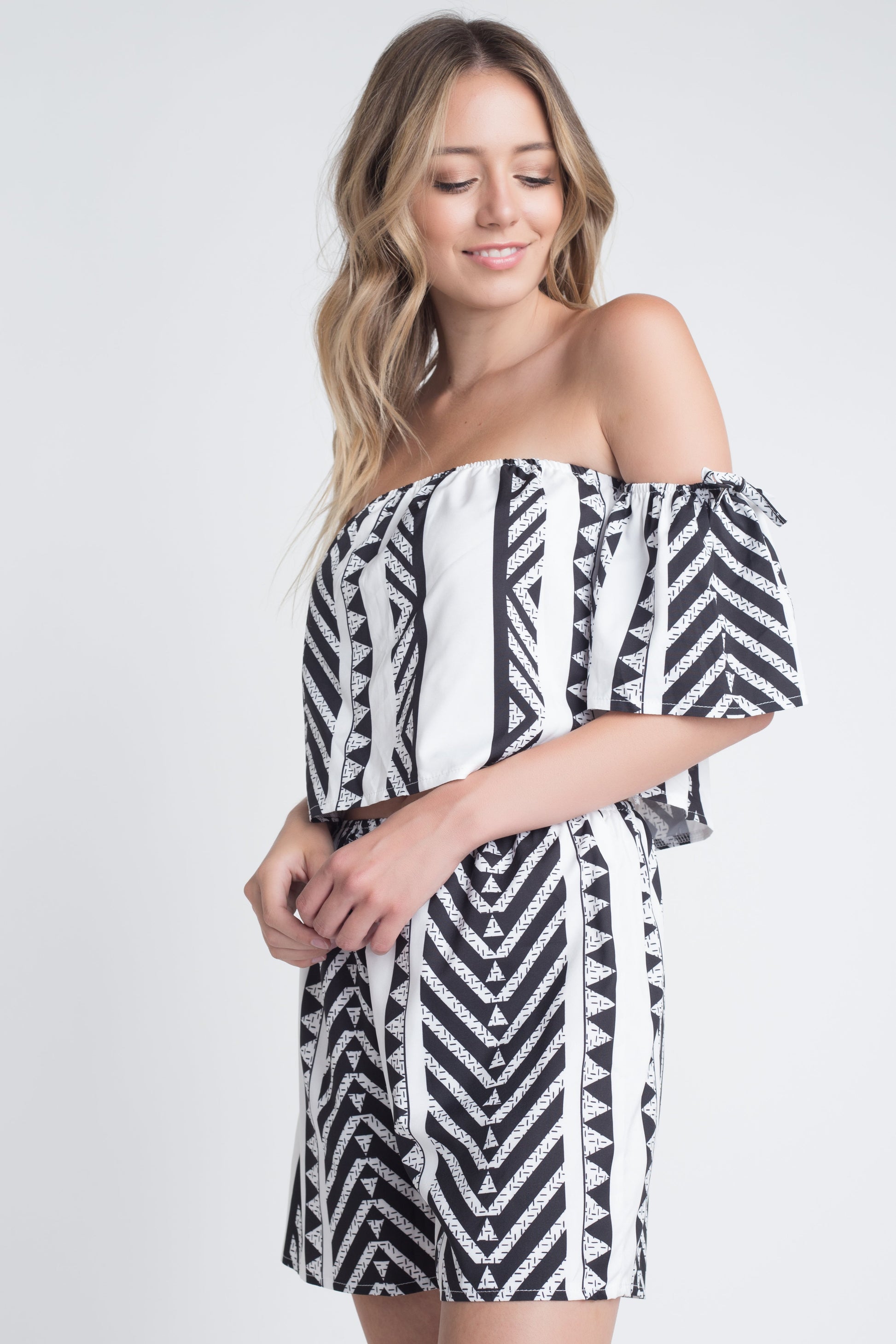 https://cdn.shopify.com/s/files/1/1397/2571/products/1533135787EA83451725572_20White_20Black_20_7.jpg?v=1543445787
