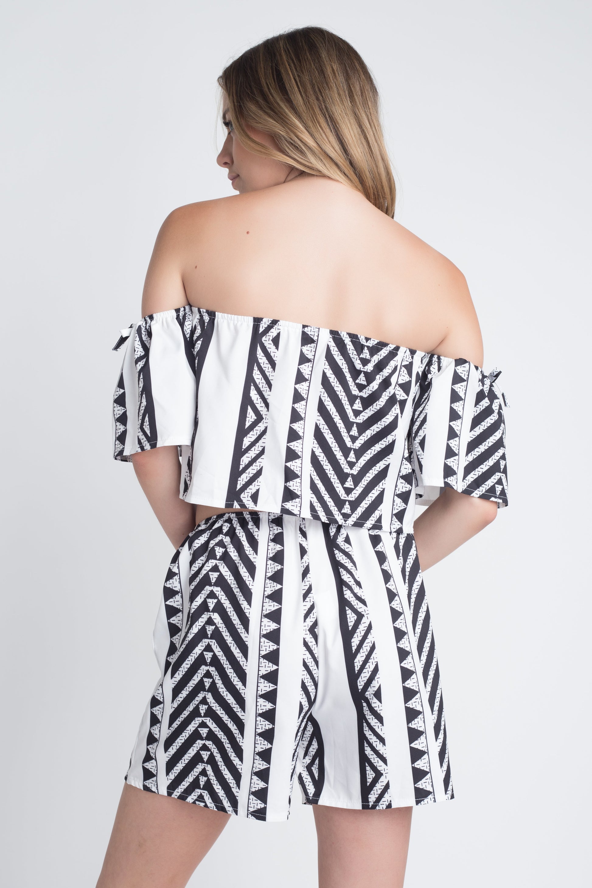 https://cdn.shopify.com/s/files/1/1397/2571/products/1533135843EA83451725572_20White_20Black_20_9.jpg?v=1543445787